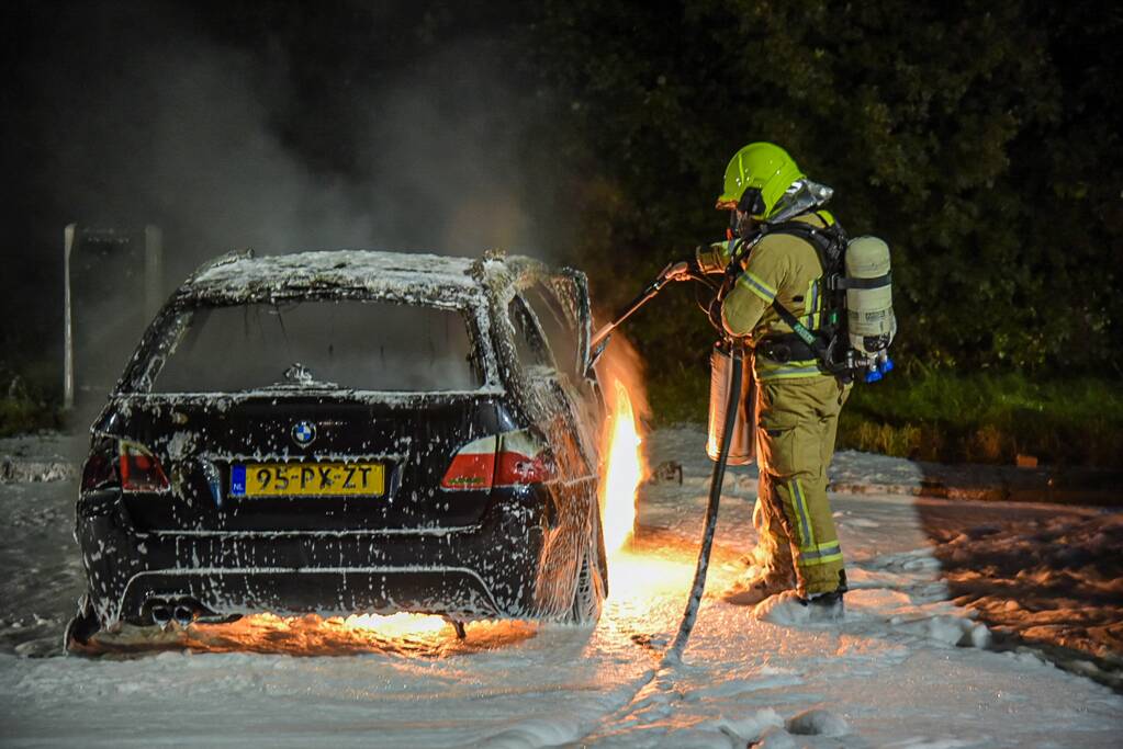 Bestelbus en auto gaan in vlammen op
