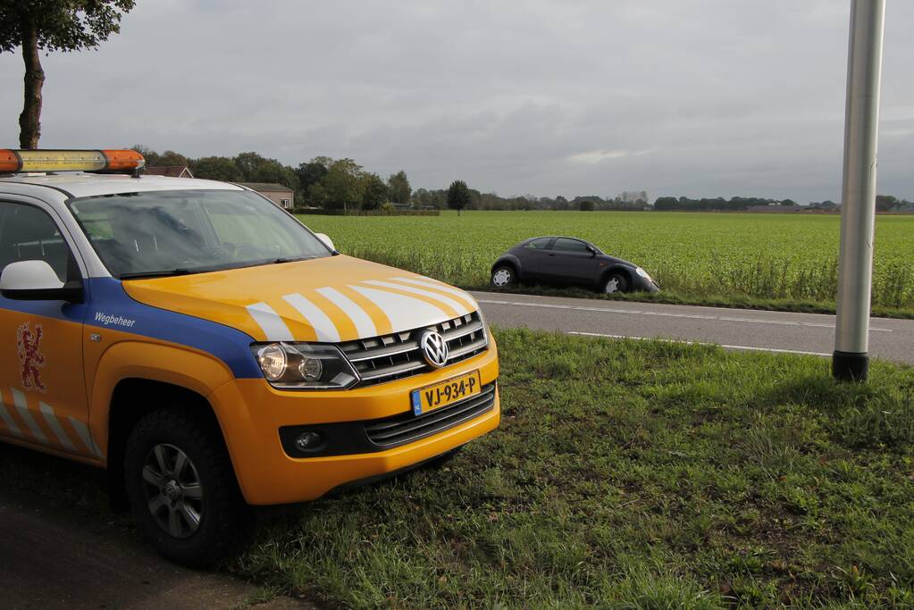 Auto raakt van de weg en belandt in de sloot