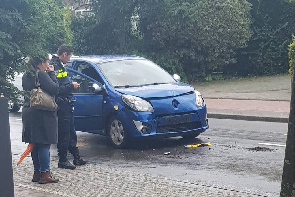 Automobiliste botst met auto op voorganger