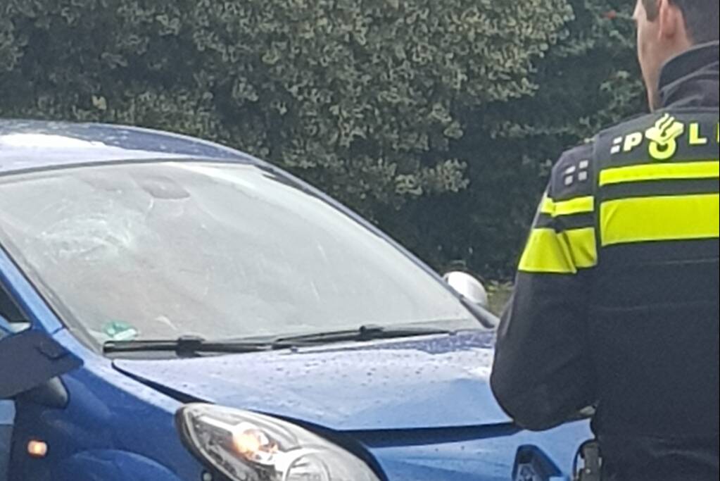 Automobiliste botst met auto op voorganger