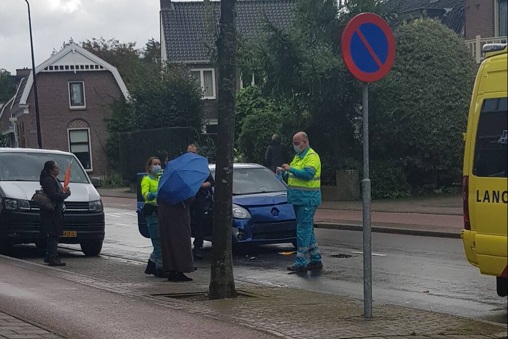 Automobiliste botst met auto op voorganger