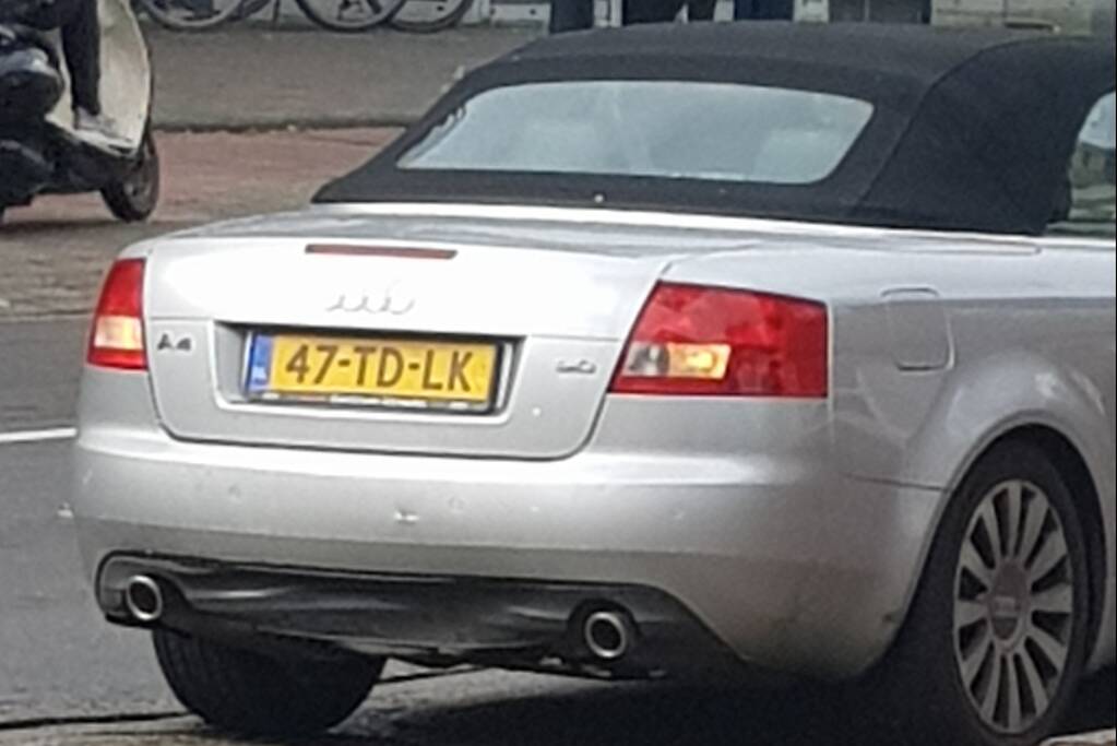 Automobiliste botst met auto op voorganger