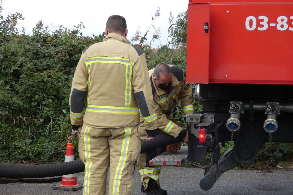Brandweer spoelt riool