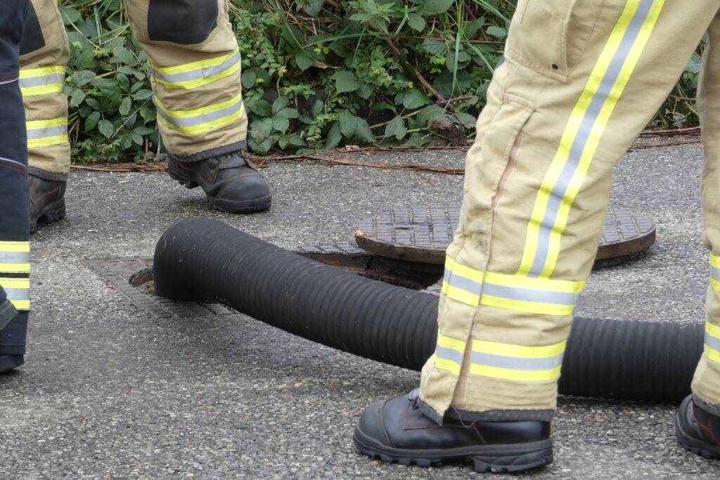 Brandweer spoelt riool