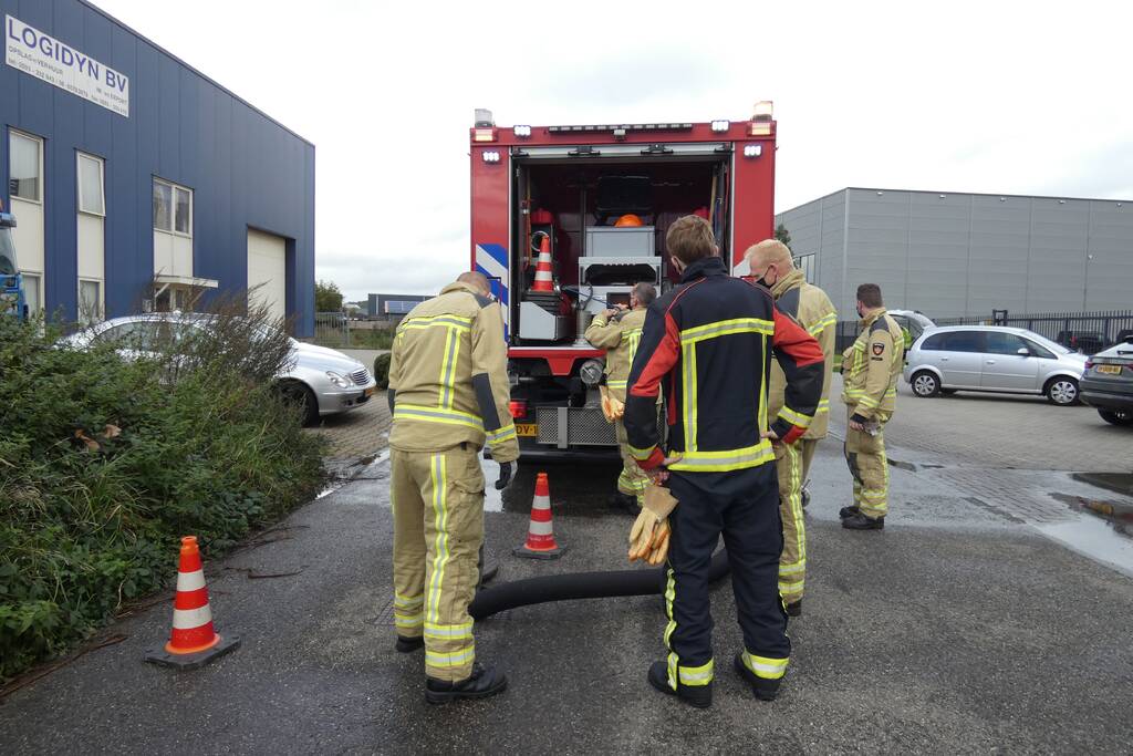 Brandweer spoelt riool
