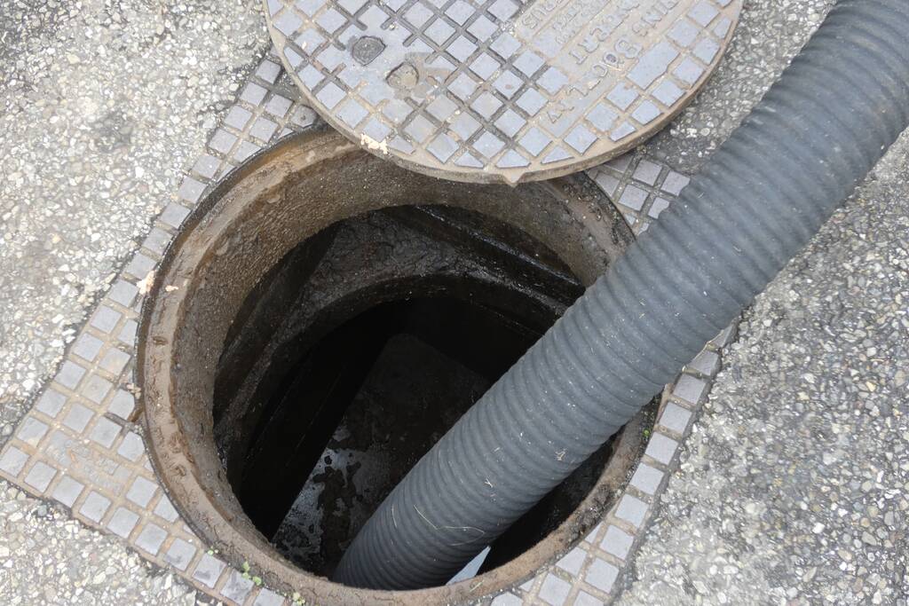 Brandweer spoelt riool