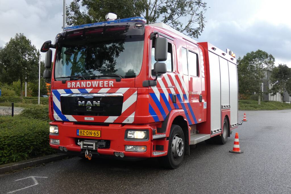 Brandweer spoelt riool