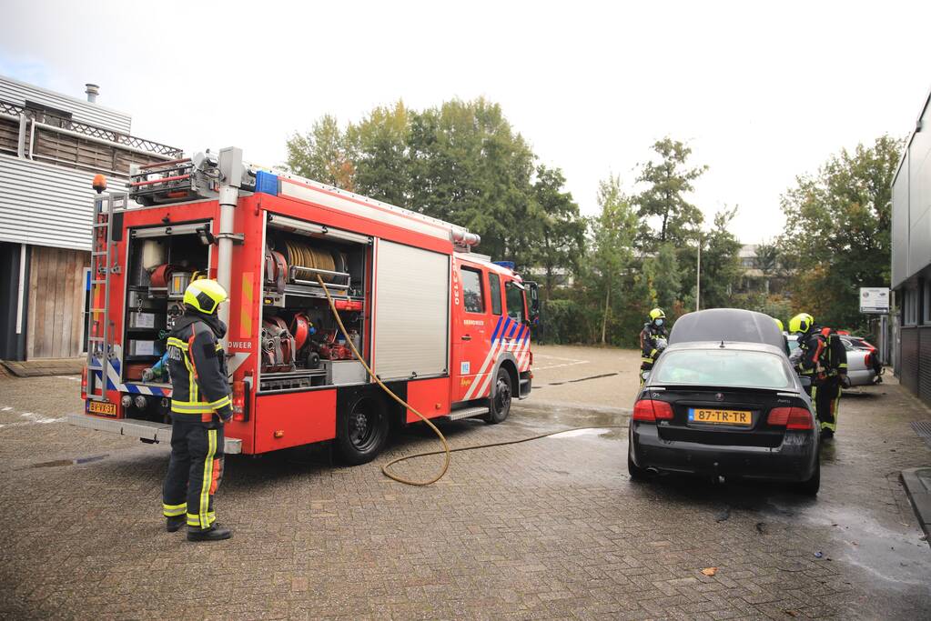 Brand in motorcompartiment Saab bij garagebedrijf