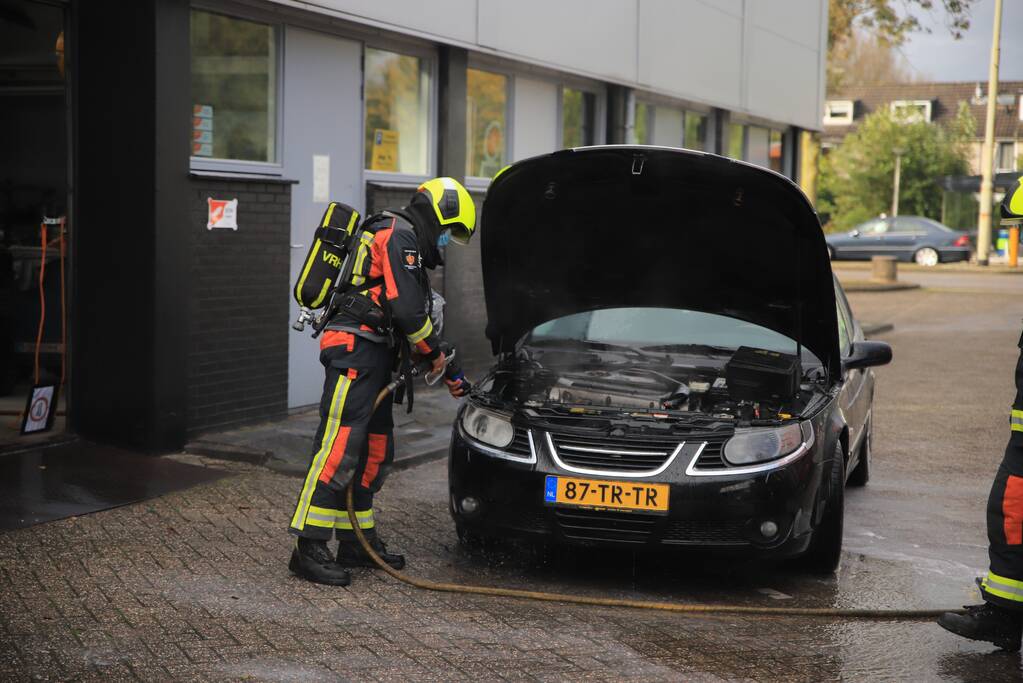 Brand in motorcompartiment Saab bij garagebedrijf