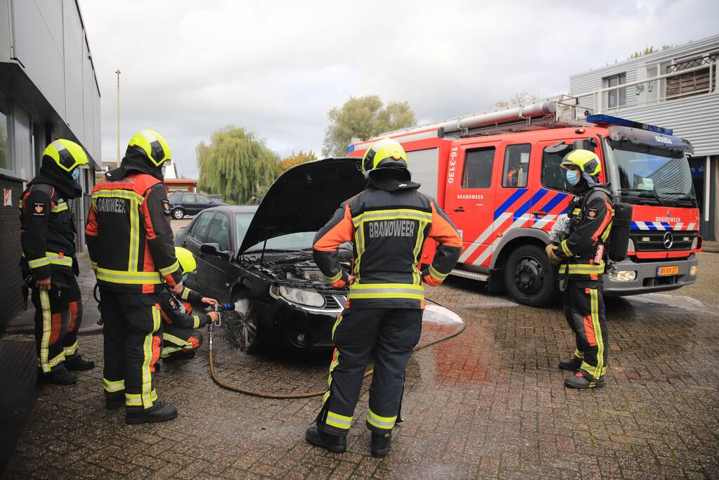 Brand in motorcompartiment Saab bij garagebedrijf