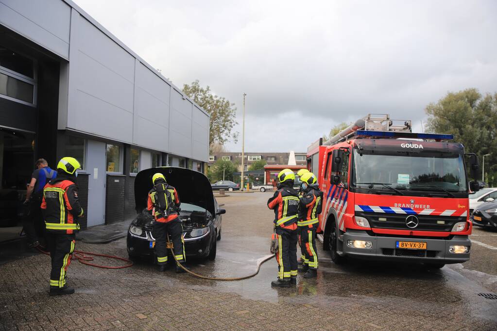 Brand in motorcompartiment Saab bij garagebedrijf