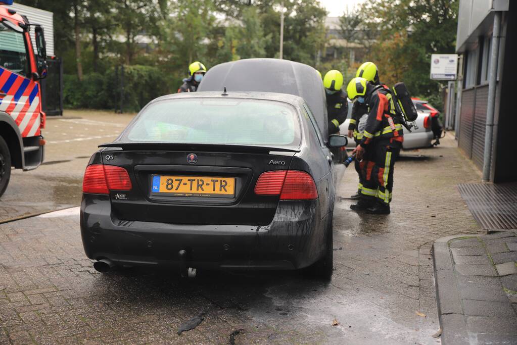 Brand in motorcompartiment Saab bij garagebedrijf