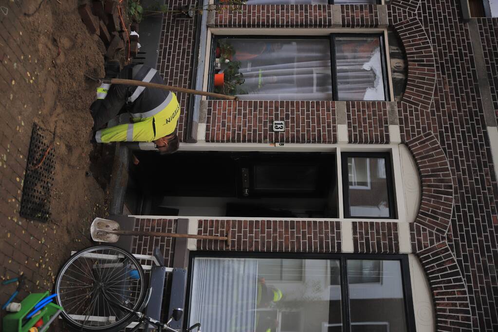 Klusser doorboort gasleiding in woning