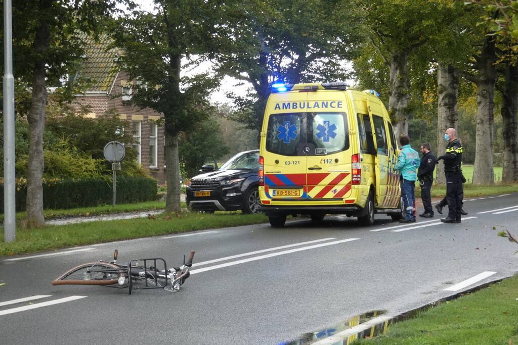 Fietser ernstig gewond na botsing met auto