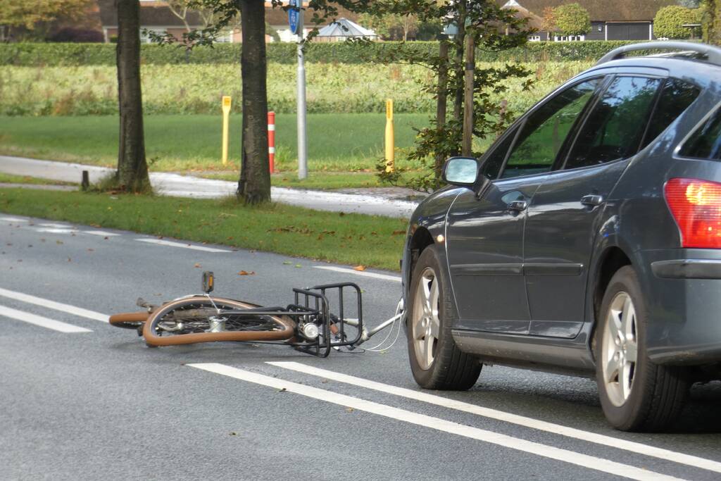 Fietser ernstig gewond na botsing met auto