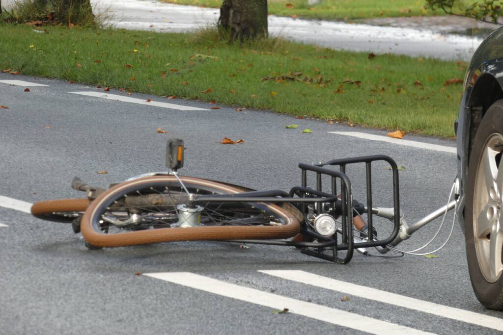 Fietser ernstig gewond na botsing met auto