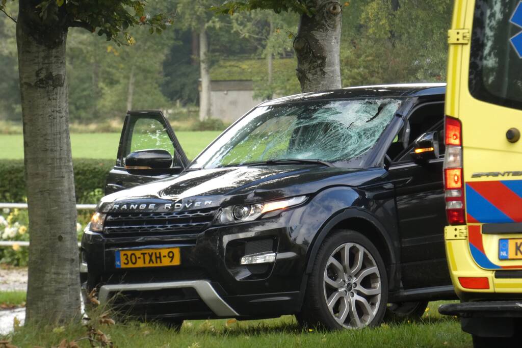 Fietser ernstig gewond na botsing met auto