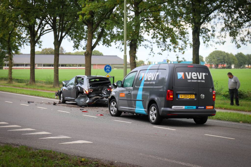 Enorme schade bij kop-staartbotsing