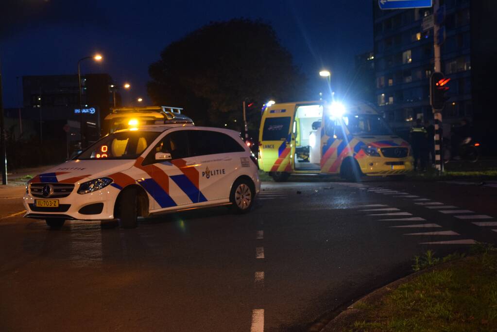 Landrover botst op auto bij verkeersongeval op kruising