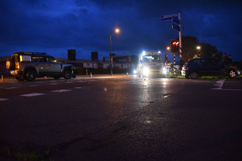 Landrover botst op auto bij verkeersongeval op kruising