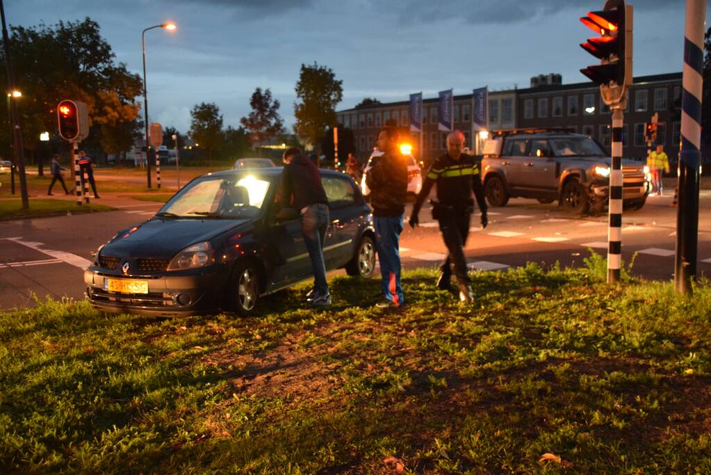 Landrover botst op auto bij verkeersongeval op kruising