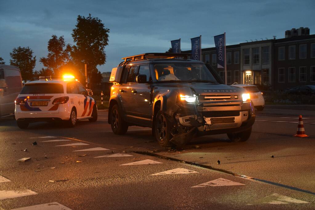 Landrover botst op auto bij verkeersongeval op kruising