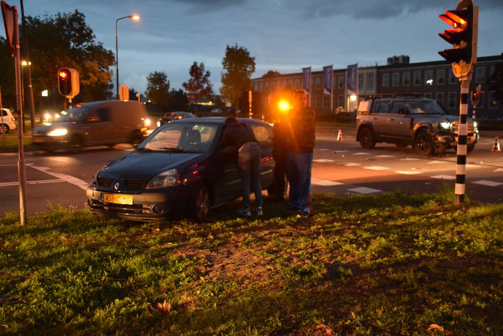 Landrover botst op auto bij verkeersongeval op kruising