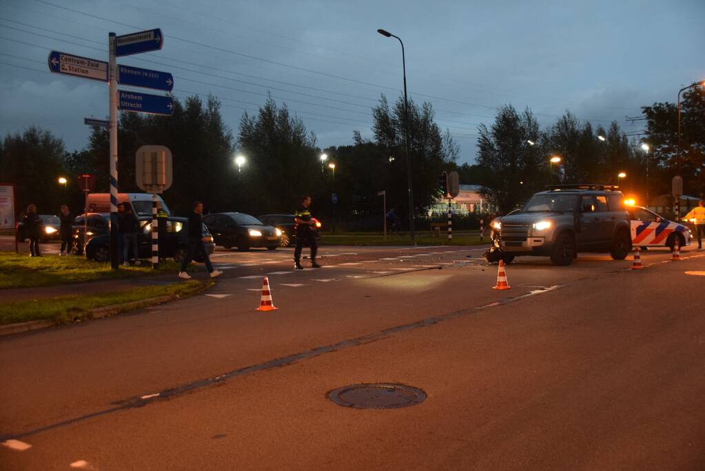 Landrover botst op auto bij verkeersongeval op kruising