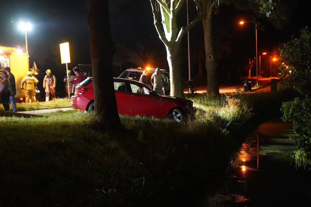 Automobilist verliest macht over het stuur en raakt boom
