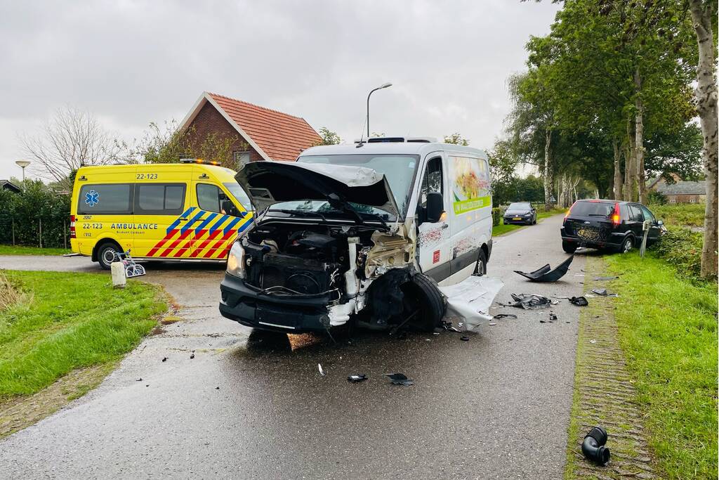 Bestelbus en personenwagen botsen op kruising