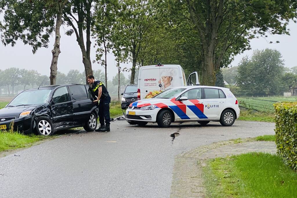 Bestelbus en personenwagen botsen op kruising
