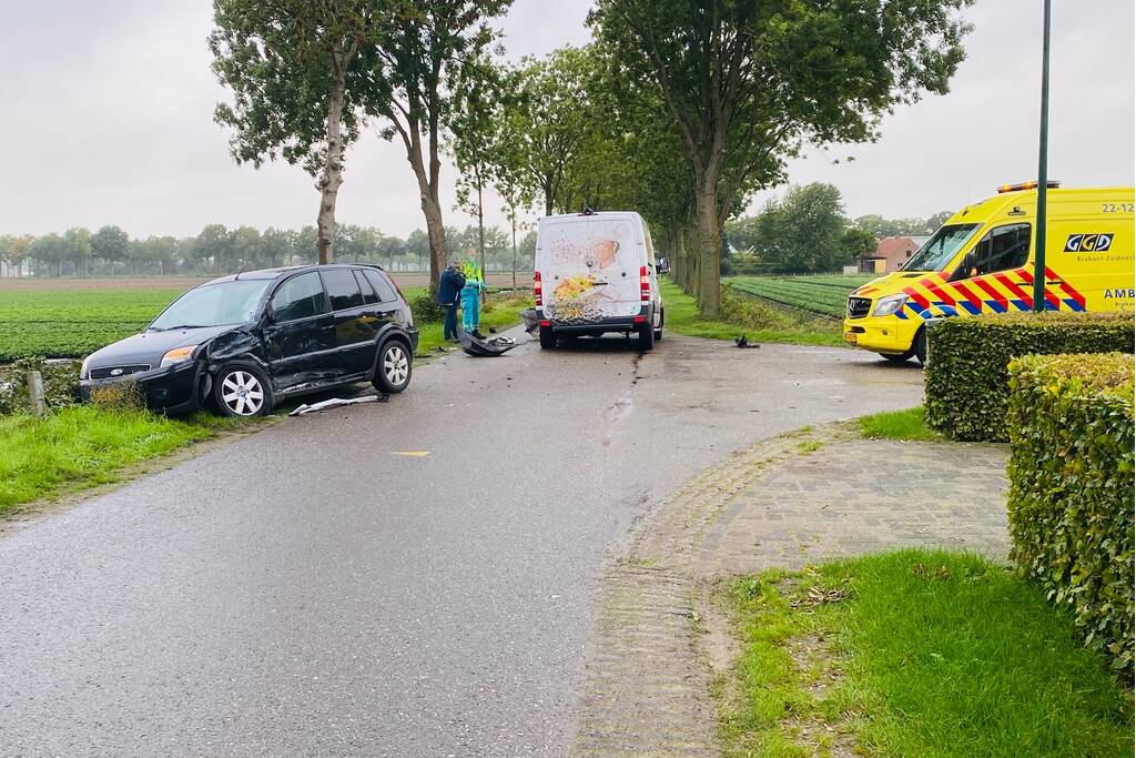 Bestelbus en personenwagen botsen op kruising