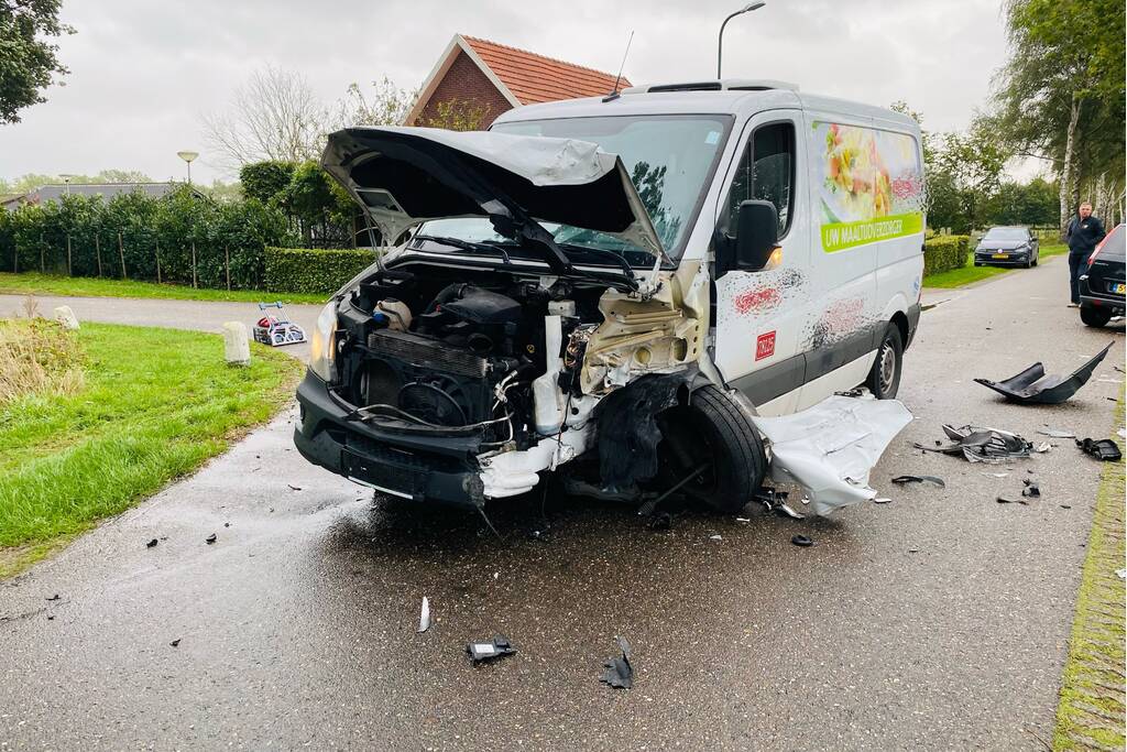 Bestelbus en personenwagen botsen op kruising
