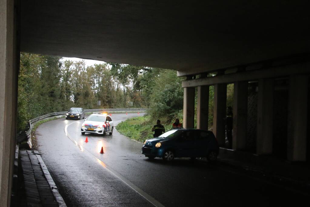 Personenauto vliegt uit de bocht en klapt tegen de vangrail
