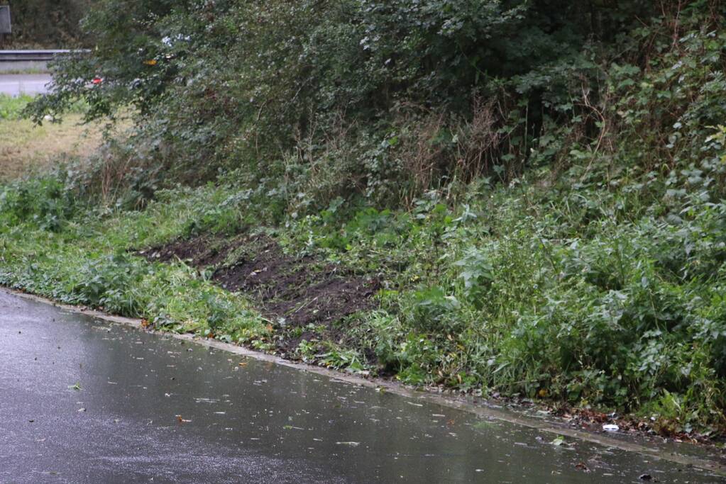 Personenauto vliegt uit de bocht en klapt tegen de vangrail