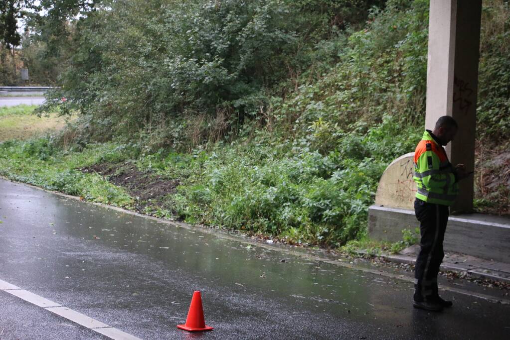 Personenauto vliegt uit de bocht en klapt tegen de vangrail