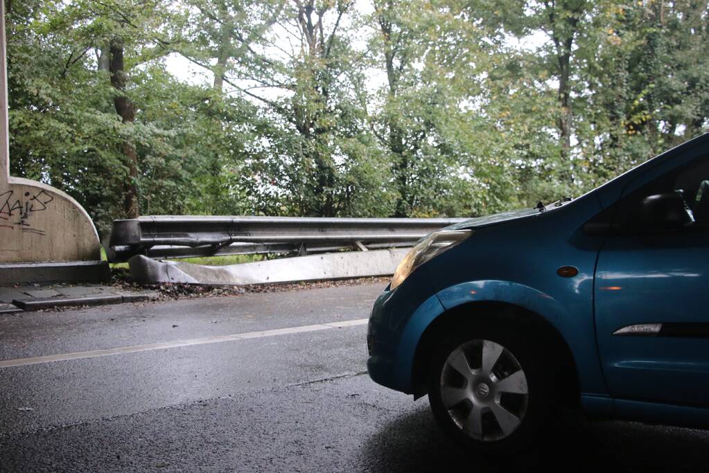 Personenauto vliegt uit de bocht en klapt tegen de vangrail