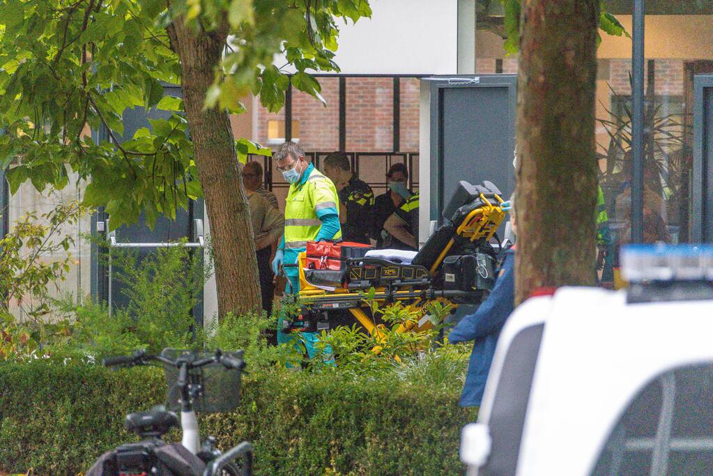 Man wordt niet goed tijdens vaccinatie griepprik in Protestantse kerk De Bron