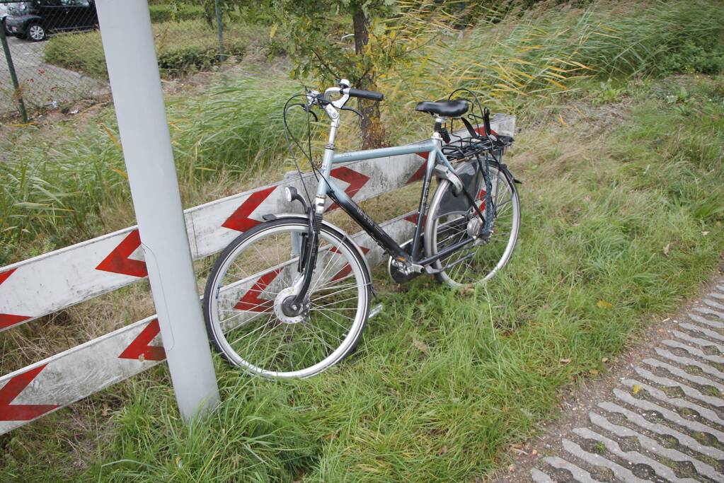 Auto en fietser met elkaar in botsing