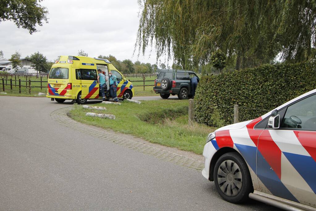 Auto en fietser met elkaar in botsing