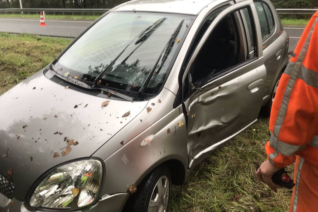 Auto vliegt uit de bocht op knooppunt Hoevelaken