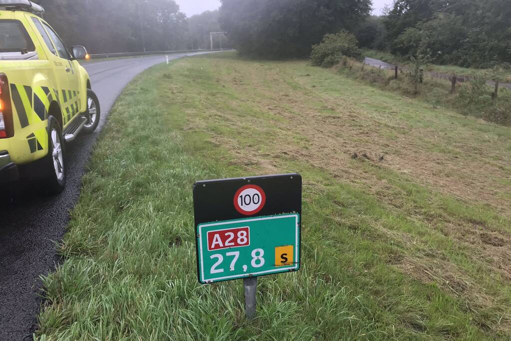 Auto vliegt uit de bocht op knooppunt Hoevelaken