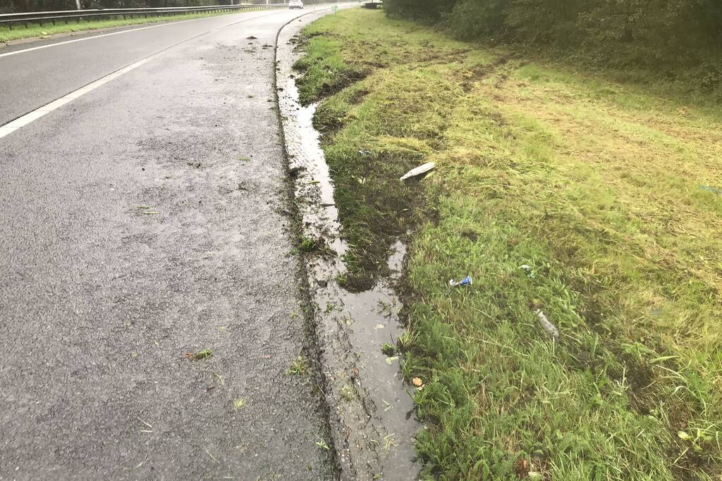 Auto vliegt uit de bocht op knooppunt Hoevelaken