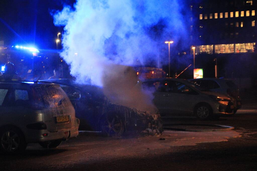Personenauto gaat in vlammen op