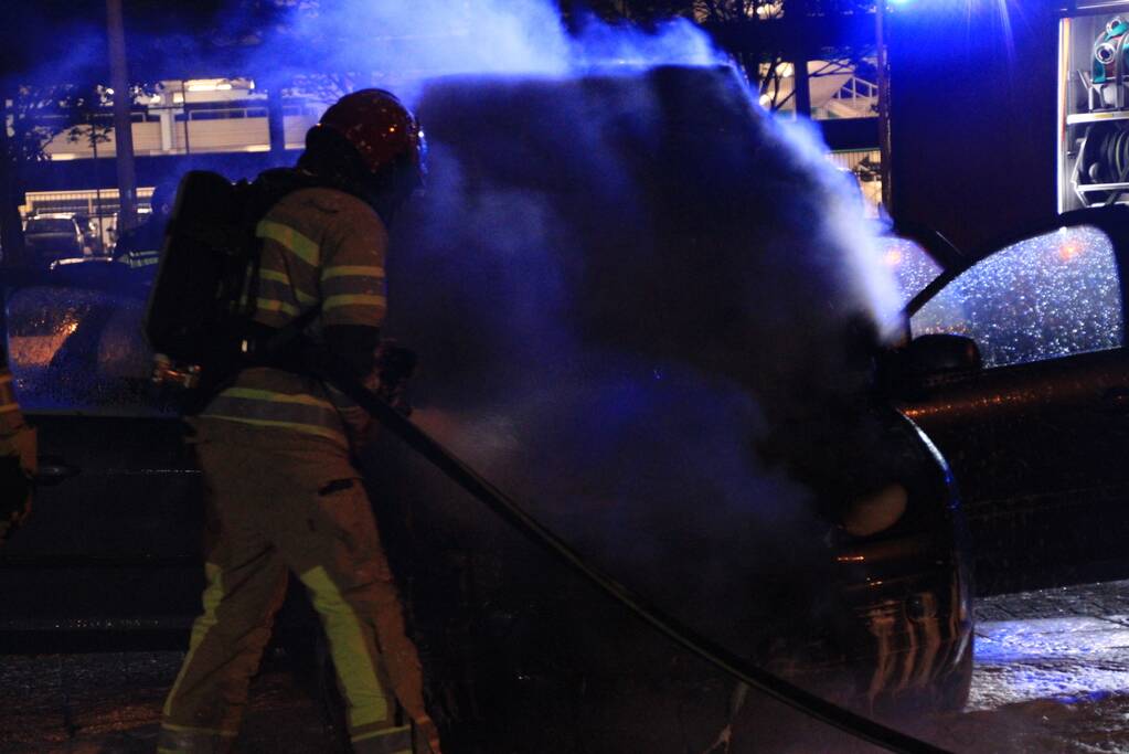 Personenauto gaat in vlammen op