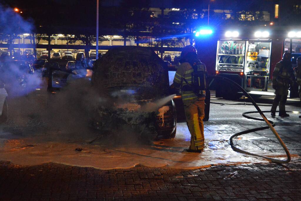 Personenauto gaat in vlammen op