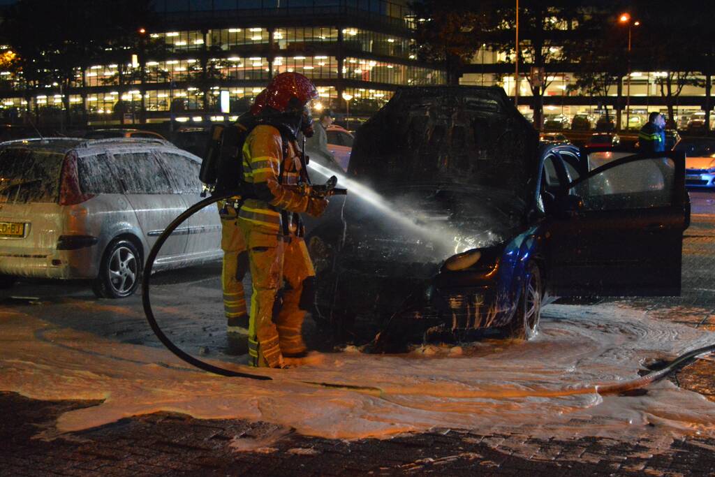 Personenauto gaat in vlammen op