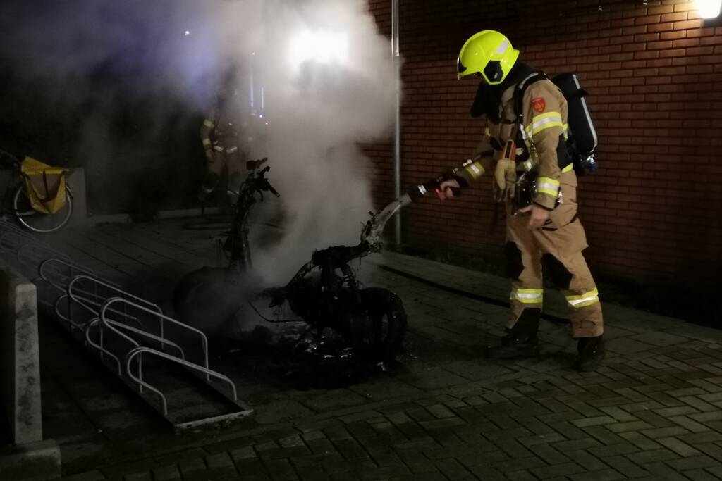 Appartementen geventileerd door brandende scooter