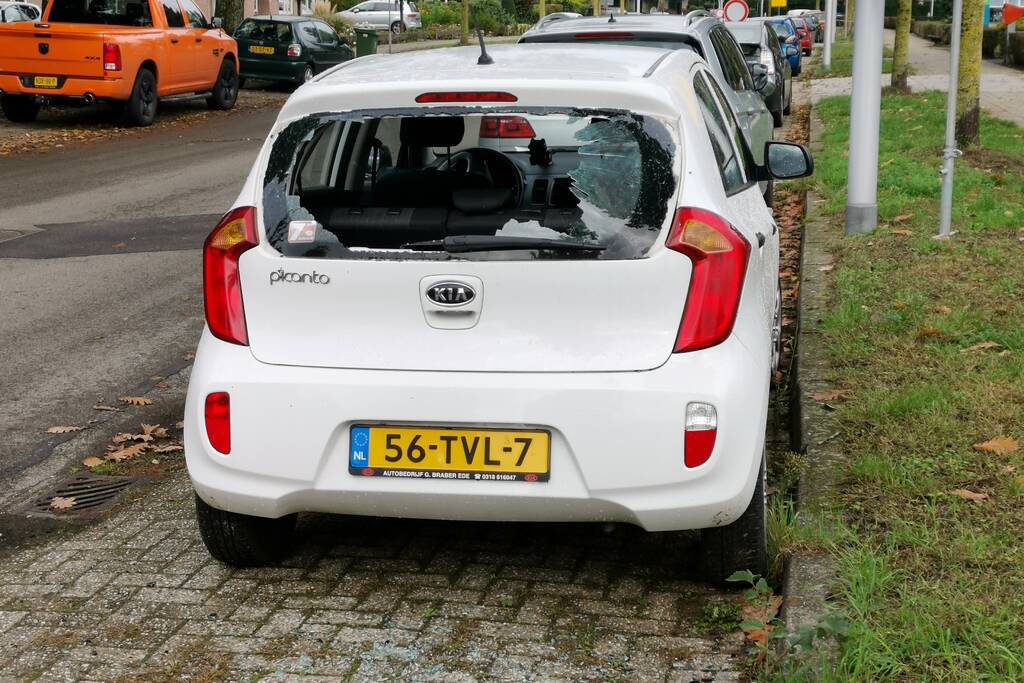 Verkeersbord door achteruit geslagen