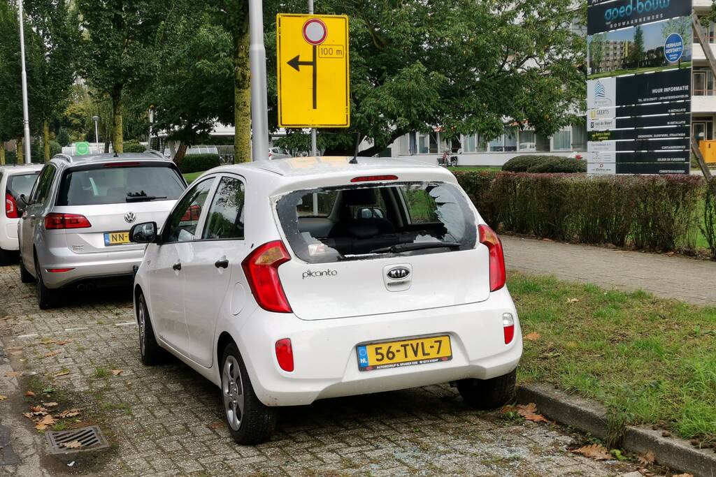 Verkeersbord door achteruit geslagen